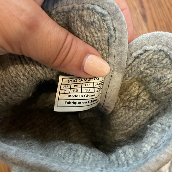 UGG Australia Women’s Mountain Quilted Gray Boot Size 7 - Picture 9 of 11